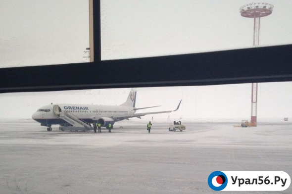Самолет, который выполнял рейс Москва-Орск, приземлился в аэропорту Оренбурга