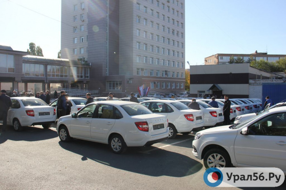 Оренбургским больницам передали 24 автомобиля Lada Granta 