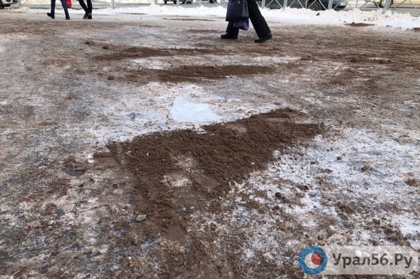 В Орске не хватает песко-соляной смеси для обработки тротуаров