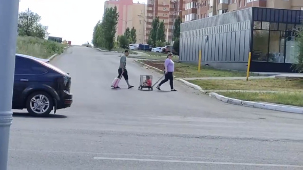 В Оренбурге заметили женщину, которая перевозила ребенка в клетке. Полиция проводит проверку (видео)