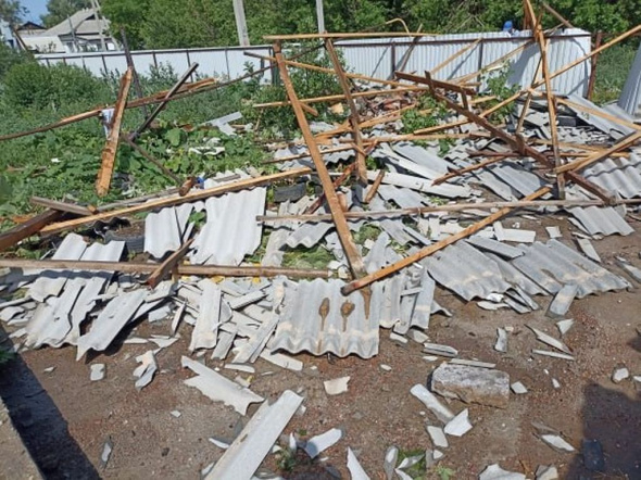 В Беляевском районе резкий порыв ветра сорвал с крыши шифер, который упал на 8-летнего ребенка