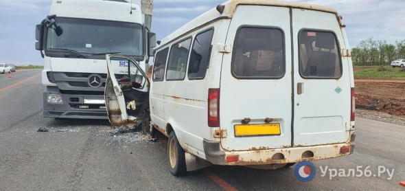 На трассе Оренбург – Самара лоб в лоб столкнулись микроавтобус и грузовик. Пострадали 2 пассажира