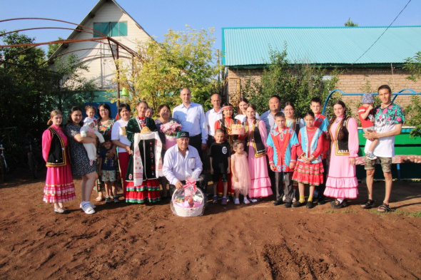 Семья из Оренбургской области воспитывает 14 приемных детей