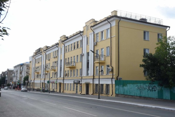 В Оренбурге за 35 млн рублей начали восстанавливать крышу дома на улице Максима Горького после пожара в мае