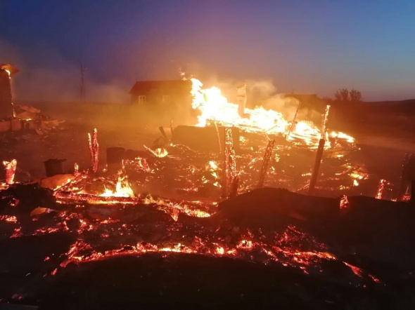 В поселке Радовка Оренбургской области сегодня утром сгорел жилой дом вместе с постройками