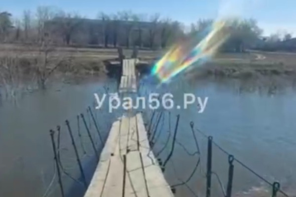 В Ащебутаке река Орь подтопила пешеходный мост и подошла вплотную к жилым домам (видео)