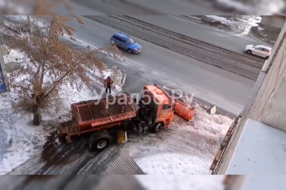 Проехать по улицам и дворам Орска не может даже полиция и спецтехника для очистки снега (видео)