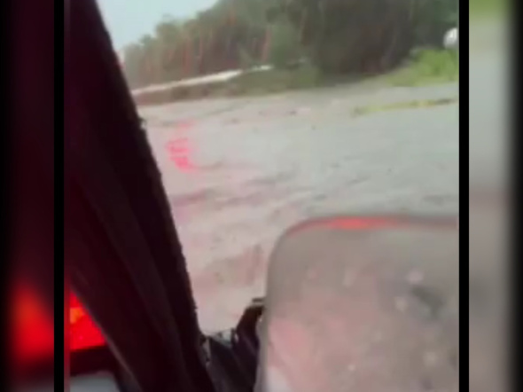 Улицы и дворы Оренбурга ушли под воду из-за сильного ливня. Такси подорожало в 1,5-2 раза
