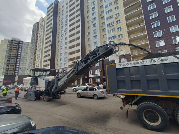 В Оренбурге приступили к ремонту улицы Томилинской. Работы выполнит «Су-56»