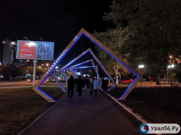В Оренбурге на улице Чкалова появились две световые арки