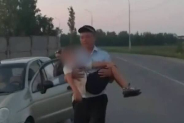 В Бугуруслане полиция остановила машину с бабушкой и ее 7-летним внуком. И помогла им добраться до больницы