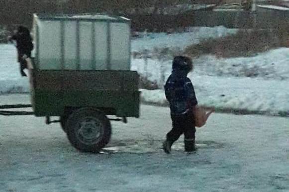 «Администрация отказала в помощи»: Жители Калиновки, где прошлой зимой под завалами снега погибли дети, сами заливают каток 