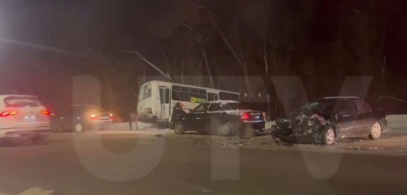 На Нежинском шоссе в Оренбурге произошла очередная массовая авария. На этот раз с участием автобуса 