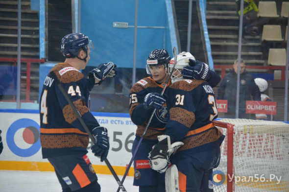 Сегодня ХК «Южный Урал» на своем льду принимает еще одну питерскую команду – ХК «Динамо СПб»
