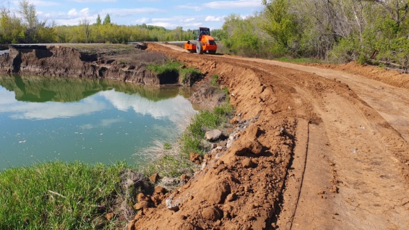 «Неудобный крюк в 200 км»: В Оренбургской области сделали временную дорогу в объезд трассы, разрушенной паводком