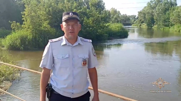 «Течение стало уносить под мост»: в Оренбургской области полицейский спас тонущего ребенка 