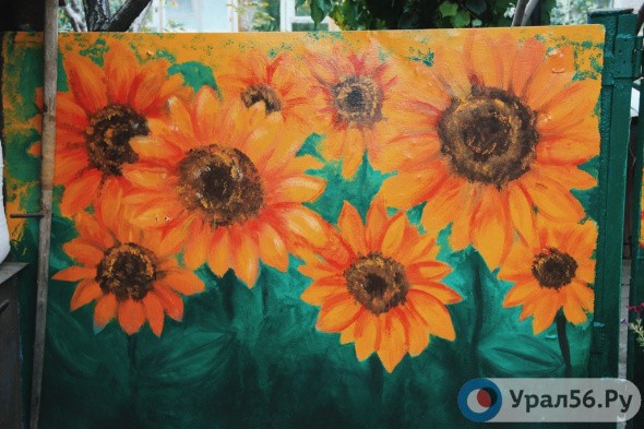 Девушка из Орска создает картины во дворе собственного дома