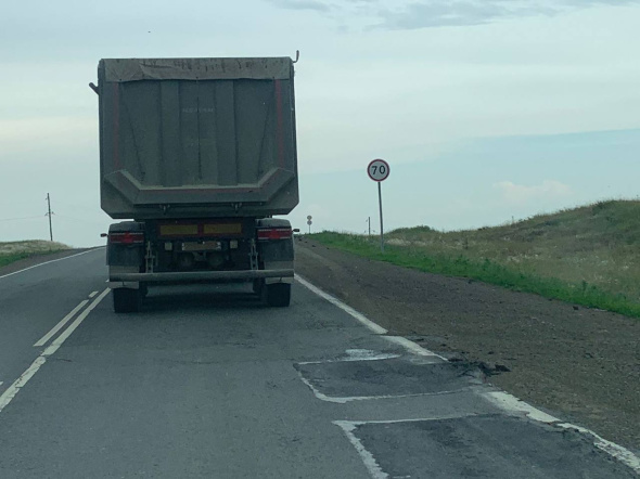 Очевидцы: Водители грузовиков в Оренбургской области закрывают номера для проезда автоматических постов весового контроля