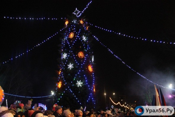 В Оренбурге открыли самую высокую елку в городе