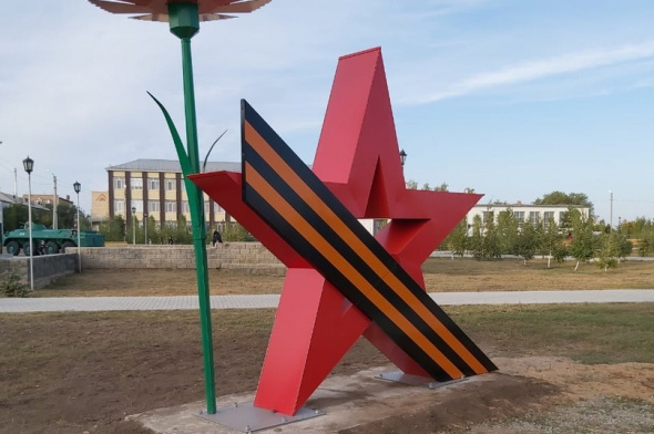 Парк Победы Новоорска в преддверии 9 мая рискует остаться без «Звезды» и входной группы: подрядчик хочет вывезти неоплаченные  арт-объекты