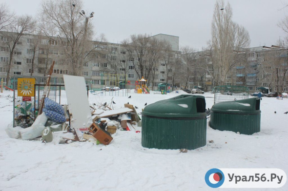 2 бака на 464 квартиры: жители Оренбурга пожаловались на нехватку мусорных контейнеров