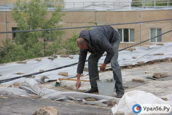 Подрядные организации в Оренбурге выполнили капремонт крыш многоэтажек с нарушениями