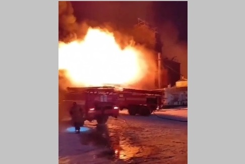 В Оренбургской области всю ночь тушат крупный пожар на складах фермерского хозяйства