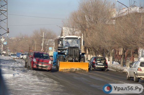 На улице Новосибирской Орска убирают снежный накат