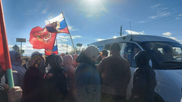 Жители села Ащебутак сегодня вышли на трассу, чтобы проводить на боевое слаживание мобилизованных из Домбаровского района