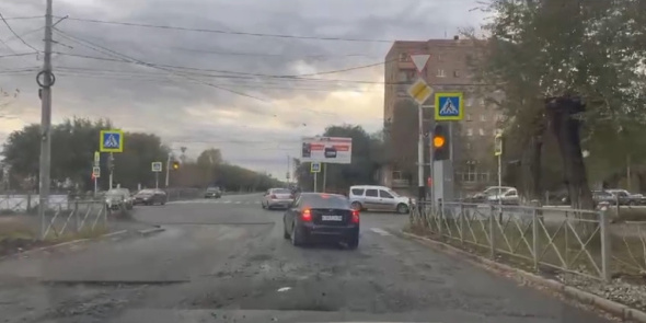 На улице Станиславского в Орске, где ранее авто провалилось прямо на дороге, снова размыло грунт