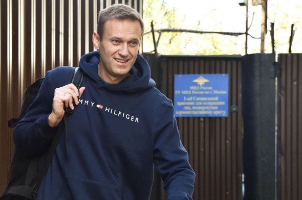 Политик и блогер Алексей Навальный вышел из искусственной комы