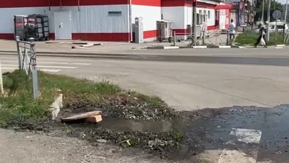 По некоторым улицам Орска второй месяц течет река из фекалий. И снова виновато наводнение?