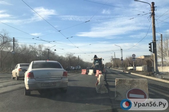Из-за ремонта проспекта Мира в Орске на Гагаринском путепроводе пробка 