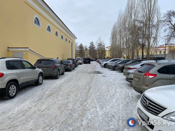 Как используется новая парковка у областной филармонии в Оренбурге? Урал56.Ру проверил