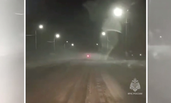 На помощь водителям, застрявшим на перекрытой трассе в Оренбургской области, пришли спасатели 