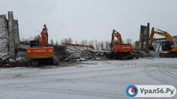 В Оренбурге начался разбор завалов разрушенного моста