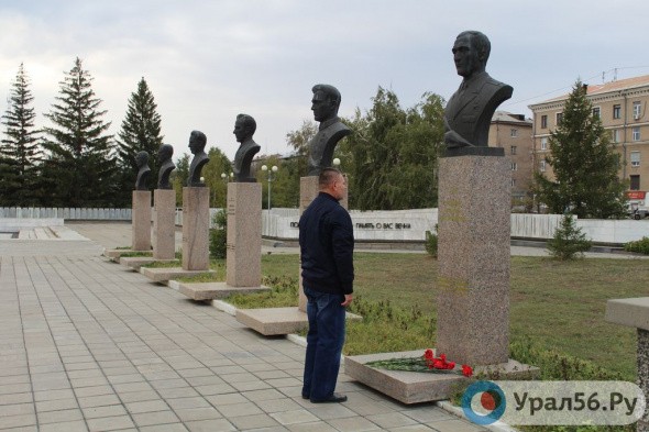 В Орске возложили цветы к памятнику Героя России Андрея Туркина