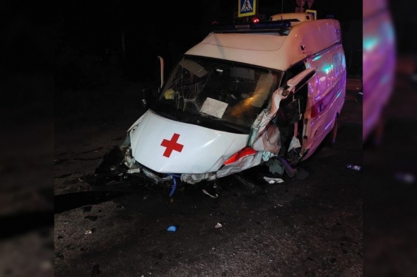 В Нижнем Тагиле подросток за рулем Hyundai врезался в машину скорой помощи, в результате ДТП погибло 5 человек