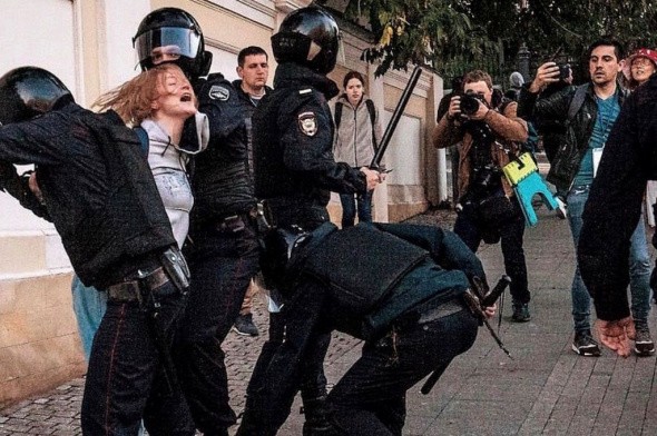 Митинг в Москве: Суд не принял протокол МВД в отношении девушки, которую полицейский ударил в живот
