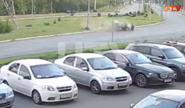 В Оренбурге водитель вылетел из автомобиля после столкновения со столбом (видео)