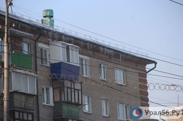 В Оренбургском районе две УК привлекли к административной ответственности за свисающие глыба льда с крыш и колею