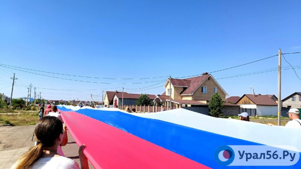 1300 метров и 600 кг: Под Оренбургом развернули самый длинный флаг России