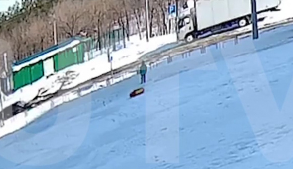 Камеры видеонаблюдения зафиксировали момент падения девочки в открытый люк. Подробности ЧП в Оренбурге
