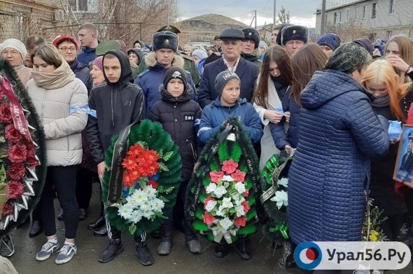 Под Новотроицком проходят похороны солдата, которого застрелили в Забайкальском крае