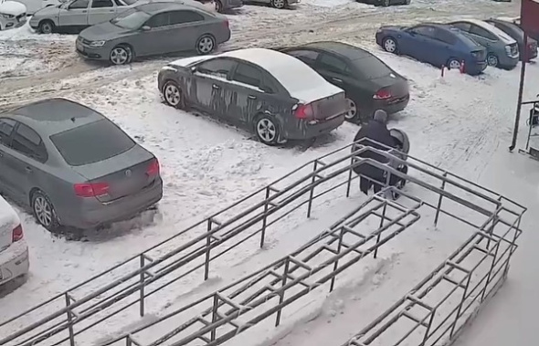 Снег с крыши обрушился на коляску с ребенком в Оренбурге