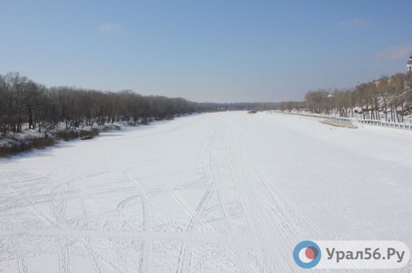 Толщина льда на середине реки Урал в Оренбурге пока достигает 70 см