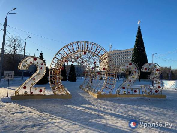 На главной площади Оренбурга идет демонтаж новогоднего городка. Фотофакт Урал56.Ру