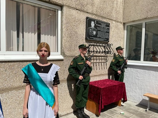 В школе №38 Орска открыли мемориальную доску с именем командира Владимира Петрушина, погибшего при крушении самолета под Рязанью