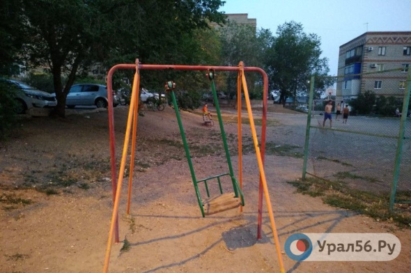 Администрацию Кувандыкского городского округа обязали отремонтировать детские площадки до лета 2024 года